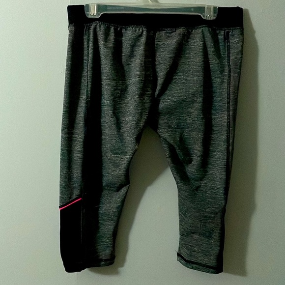 Ashley Blue Exercise Mid-Rise Slim Leg Capri Pant EUC - Picture 2 of 5